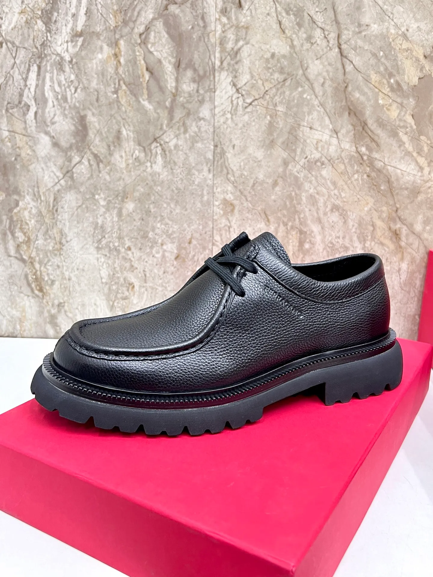 Original quality P780 Brand: Ferragamo Standard code: Men's code 39.40.41.42.43.44 Grade: Same style as the official website High-quality men's shoes Material: Customized first-layer calfskin with water-dyed cowhide lining Cowhide tiptoe Original non-slip and wear-resistant rubber outsole Style category: Men's formal business leather shoes are young and fashionable European and American trends British style Casual matching Comfortable feet Color: actual picture